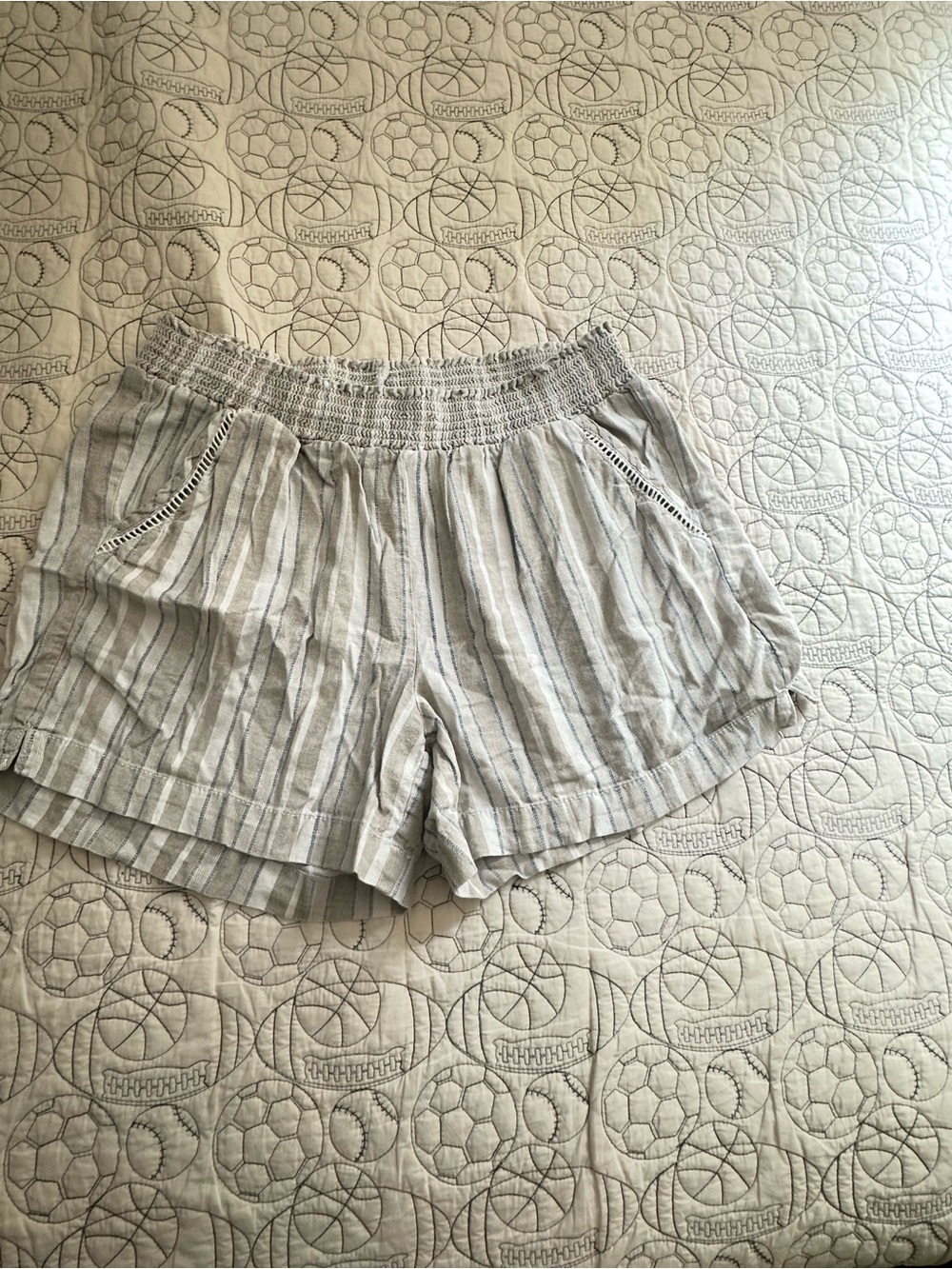 Light Being Striped Women's Linen-Blend Shorts